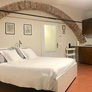  Apartment La Casa Nel Vicolo Italy